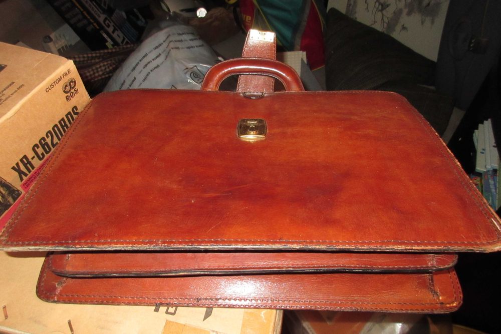 Pasta de gabinete totalmente em couro