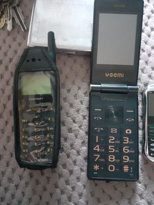 Stare telefony komórkowe i aparaty fotograficzne