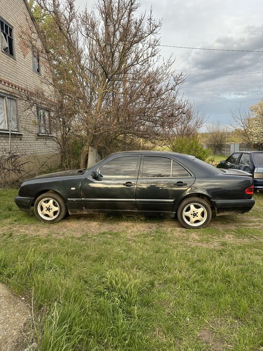 Продам Mercedes-Benz 210