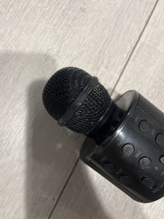 Mikrofon z wzbudowanym głośnikem w znakowitym stanie
