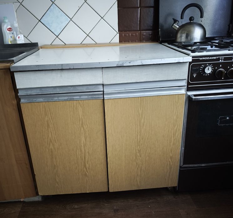Продам стіл кухонний та підвісні шафи