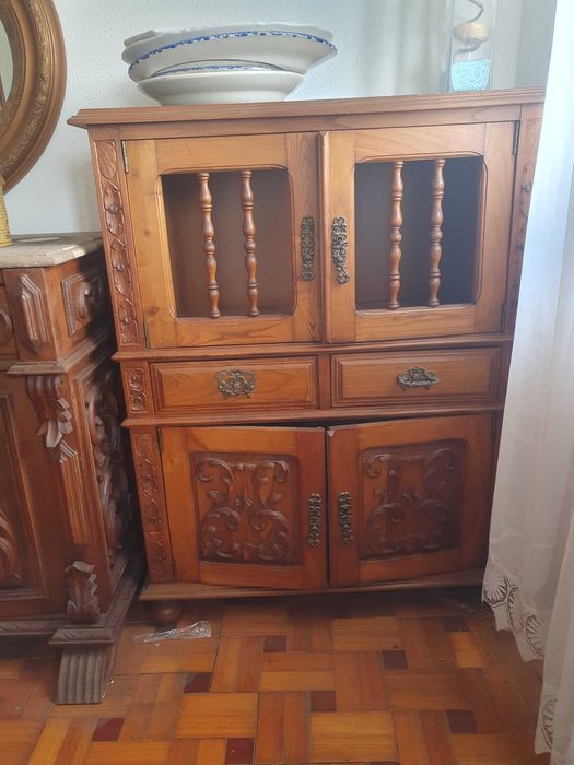 Diversos móveis antigos