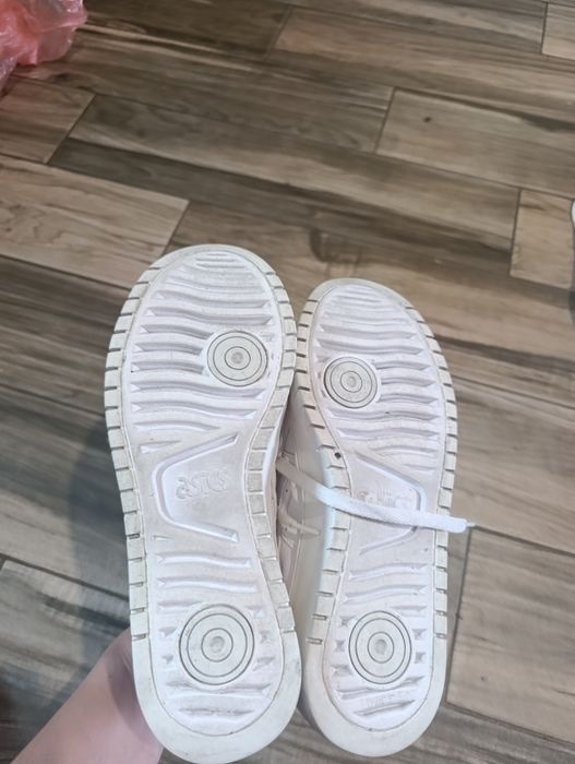 Білі кросівки asics