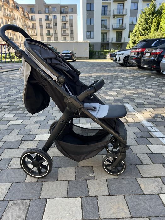 Дитяча прогулочна коляска