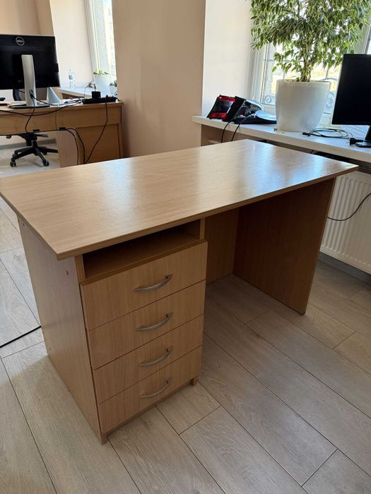 Офісні меблі: столи, шафа