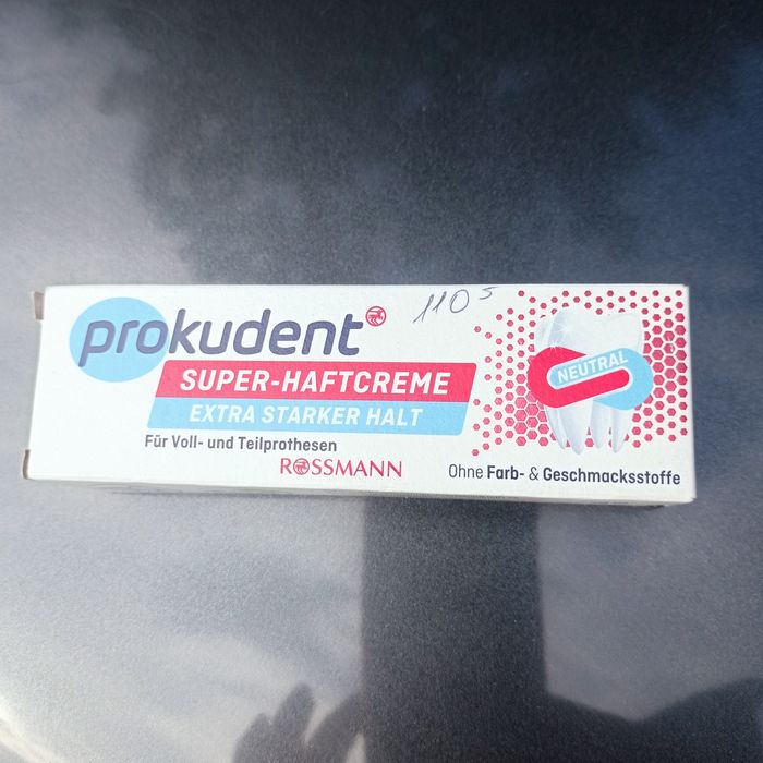 Фіксуючий крем для зубних протезів та шипучі таблетки таблетки для них