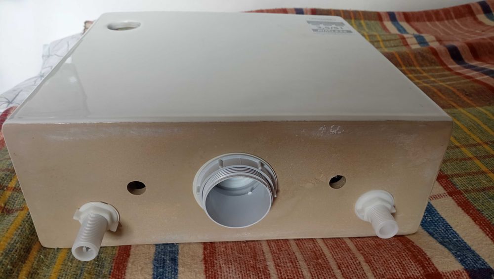 Elegancki WC Kompakt z wbudowaną małą umywalką marki Aqualine 2 in 1