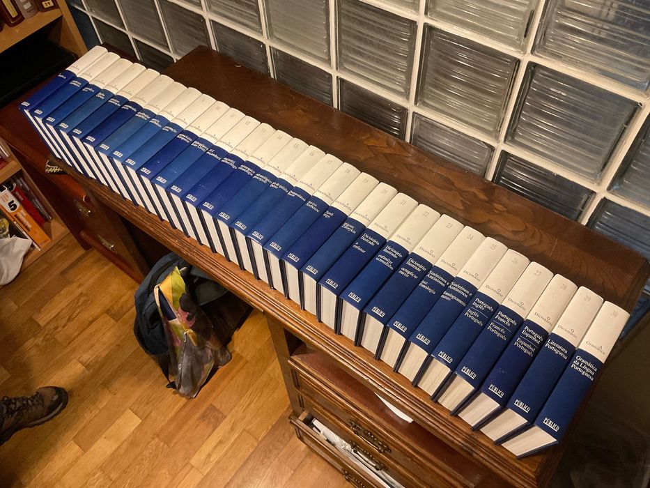 ENCICLOPÉDIA completa (30 Volumes), editada pelo jornal Público.