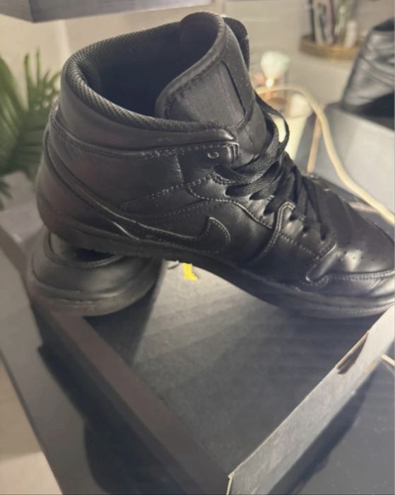 Jordan 1 mid preto bota