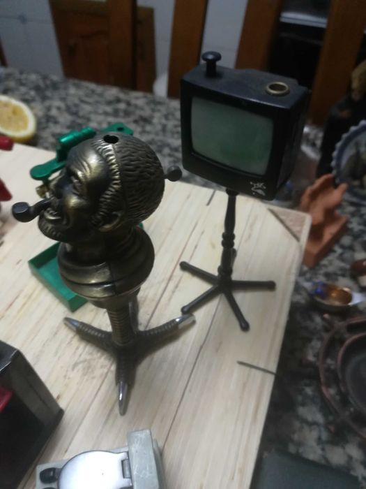 Cinzeiro da Marlboro antigo em metal e esqueiros personalizados