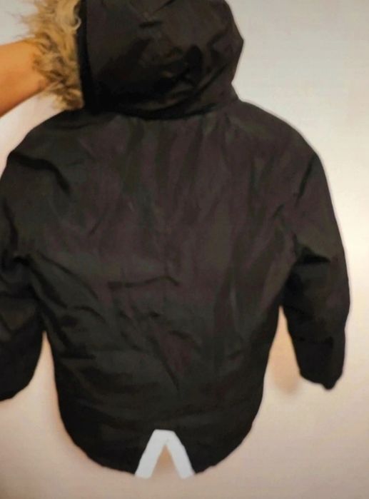 Czarna kurtka chłopięca 116/122 parka niska cena z kapturem