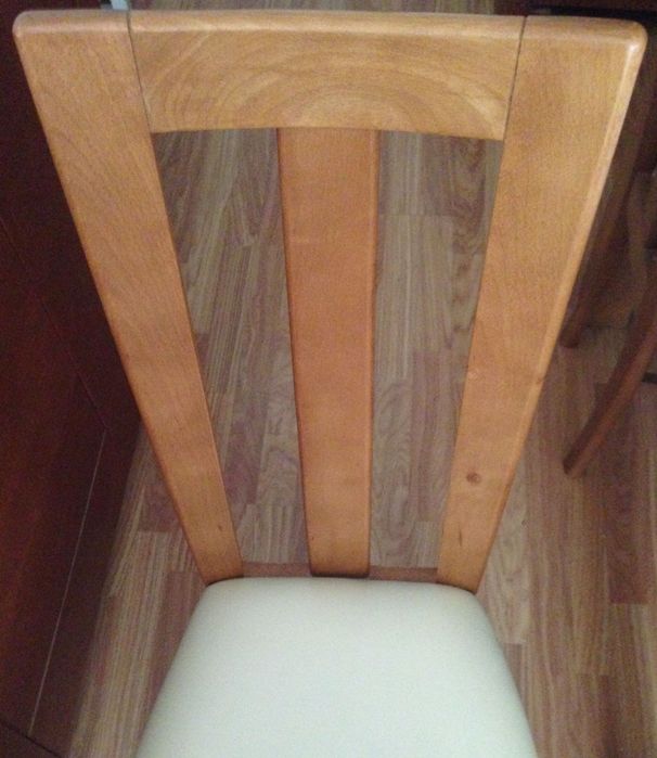 Cadeiras em madeira maciça e assento em pele