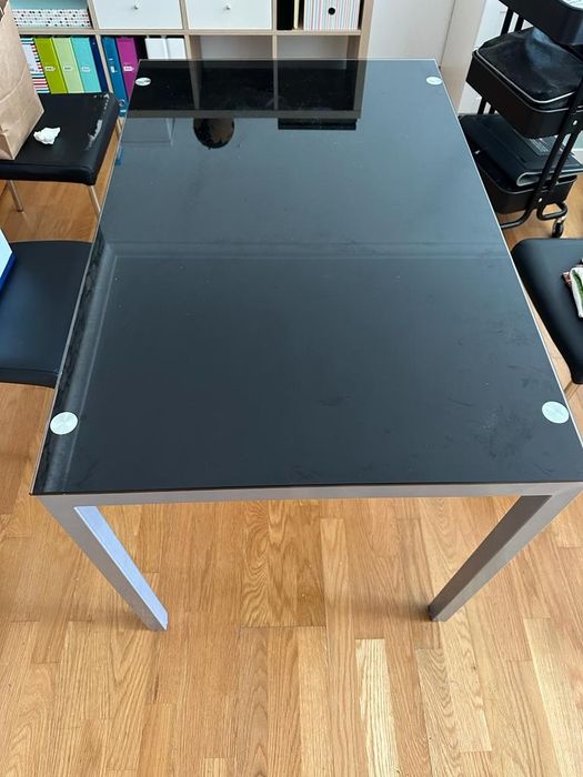 Mesa em vidro preto