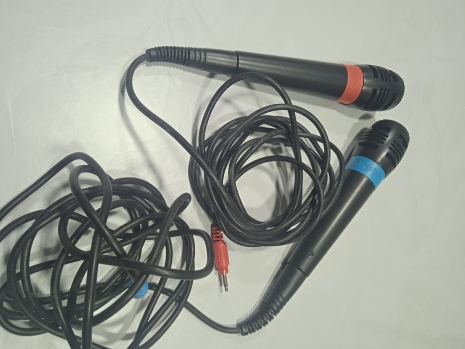 Dois microfones como novos