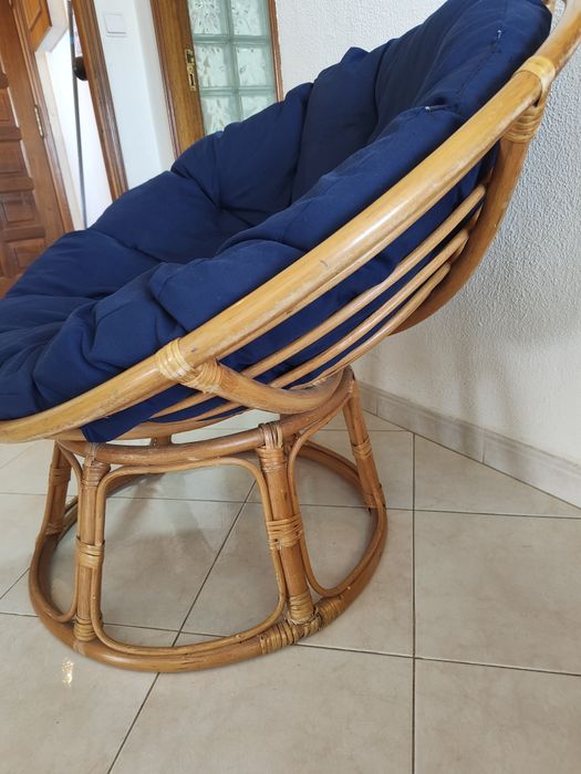 Poltrona papasan em rattan com almofada azul