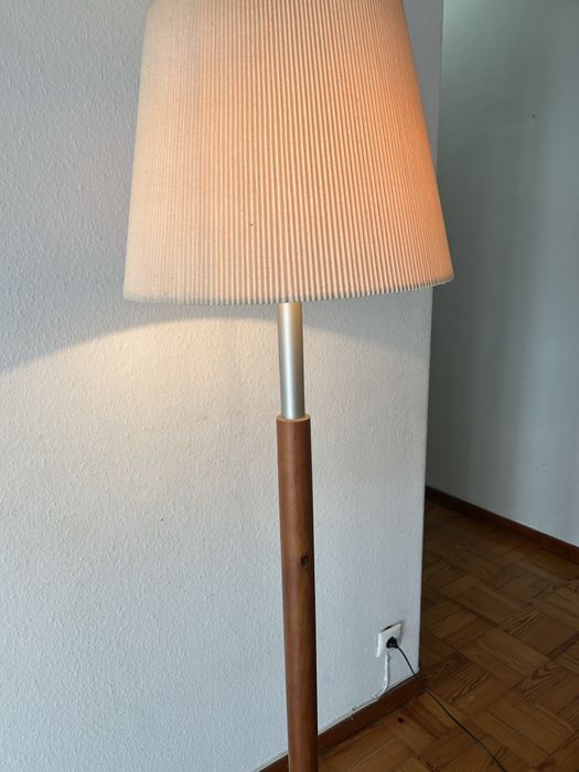 Candeeiro de pé em bom estado