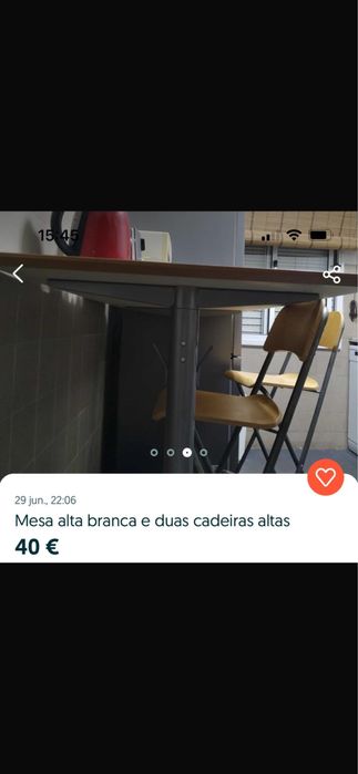 Mesa alta branca e duas cadeiras altas