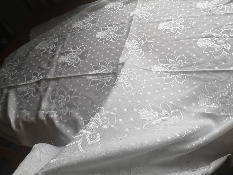 Biały obrus na stół elegancki 155cm na 160cm