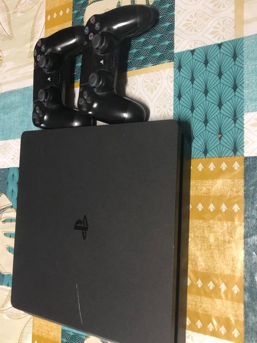 Playstation 4 SLIM (875gb) com dois comandos + Jogo mídia física