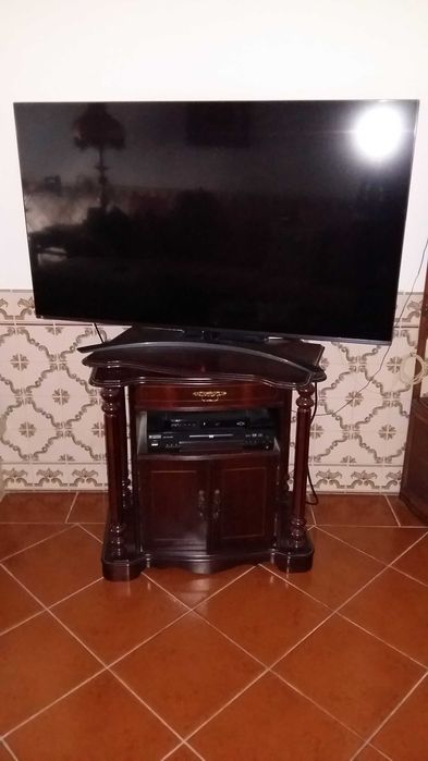 Móvel para Televisor em Mogno.