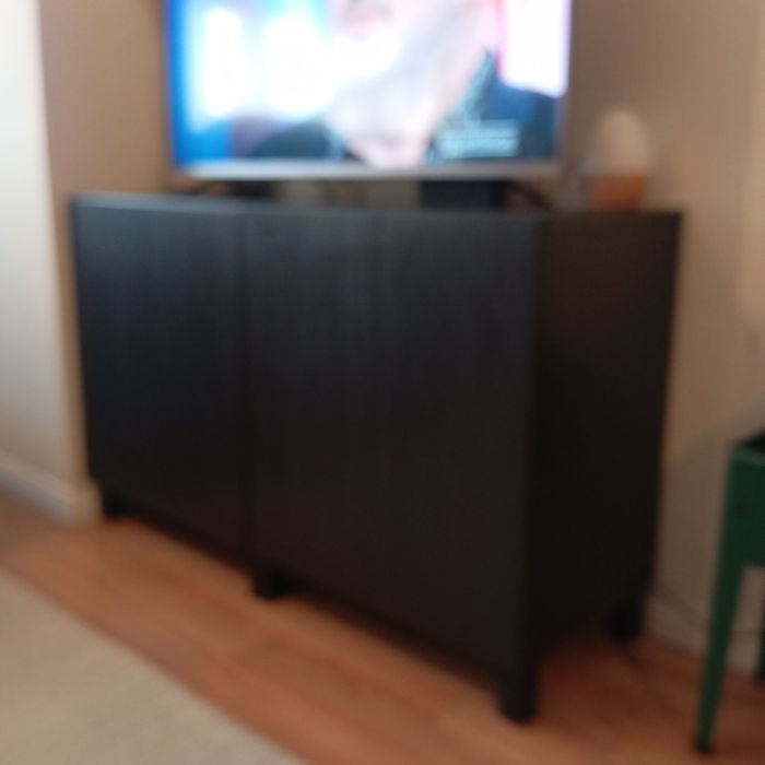 Móvel TV com portas de abrir e prateleira