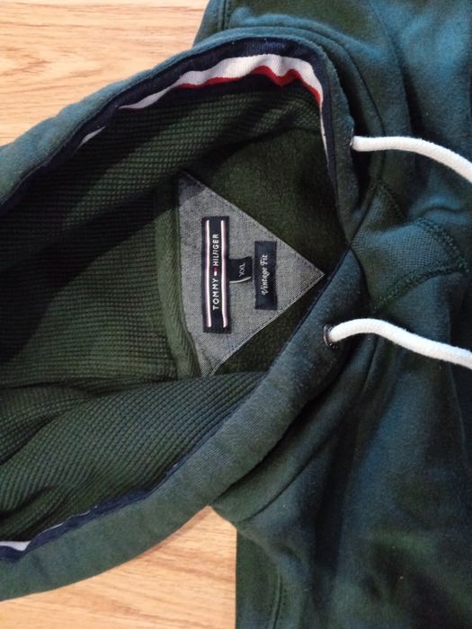 Толстовка,темно зелёного цвета.