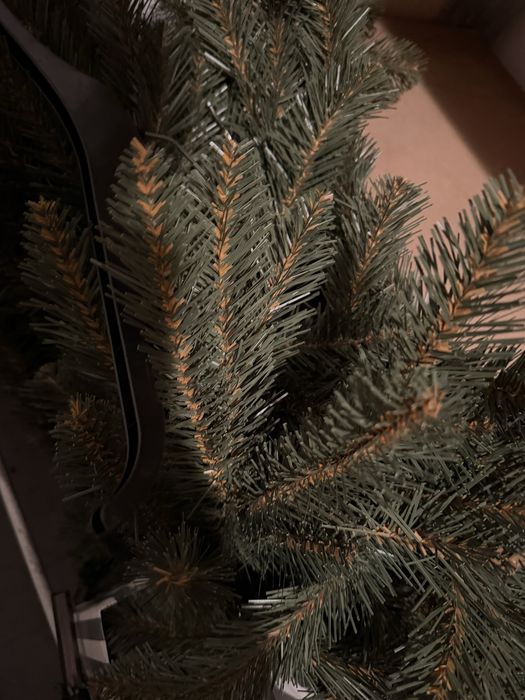 Choinka sztuczna świerk 220 cm + ozdoby + lampki – komplet