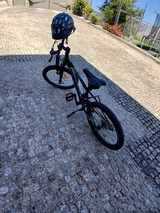 Bicicleta de croança com capacete [simi usada]