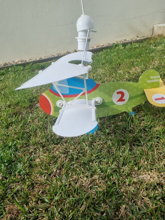 Candeeiro com formato de avião