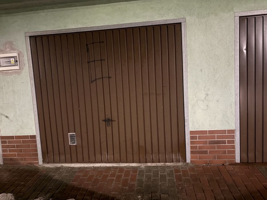 Wynajmę  garaż „.