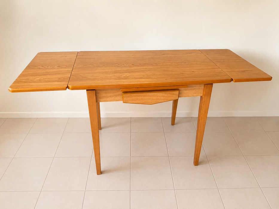 Mesa de cozinha extensível + 2 cadeiras com estofo novo