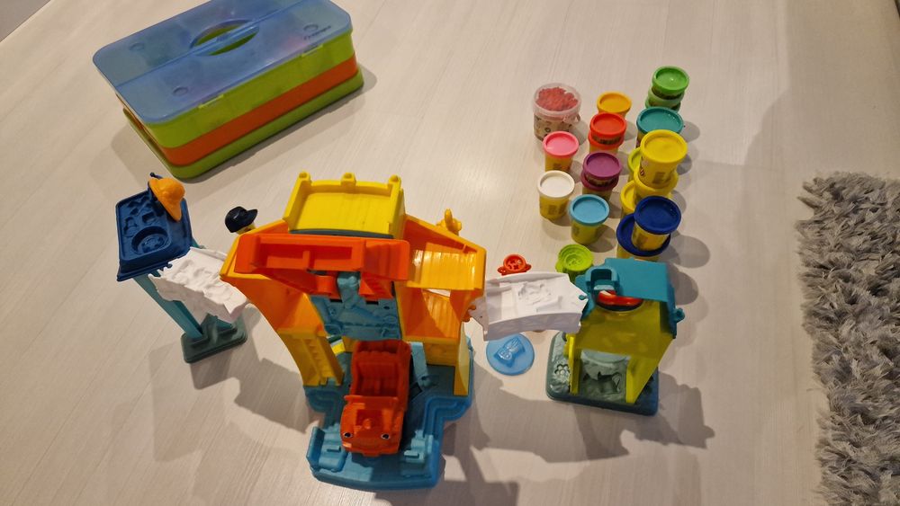 Conjunto de moldes para plasticina com arrumação e acessórios