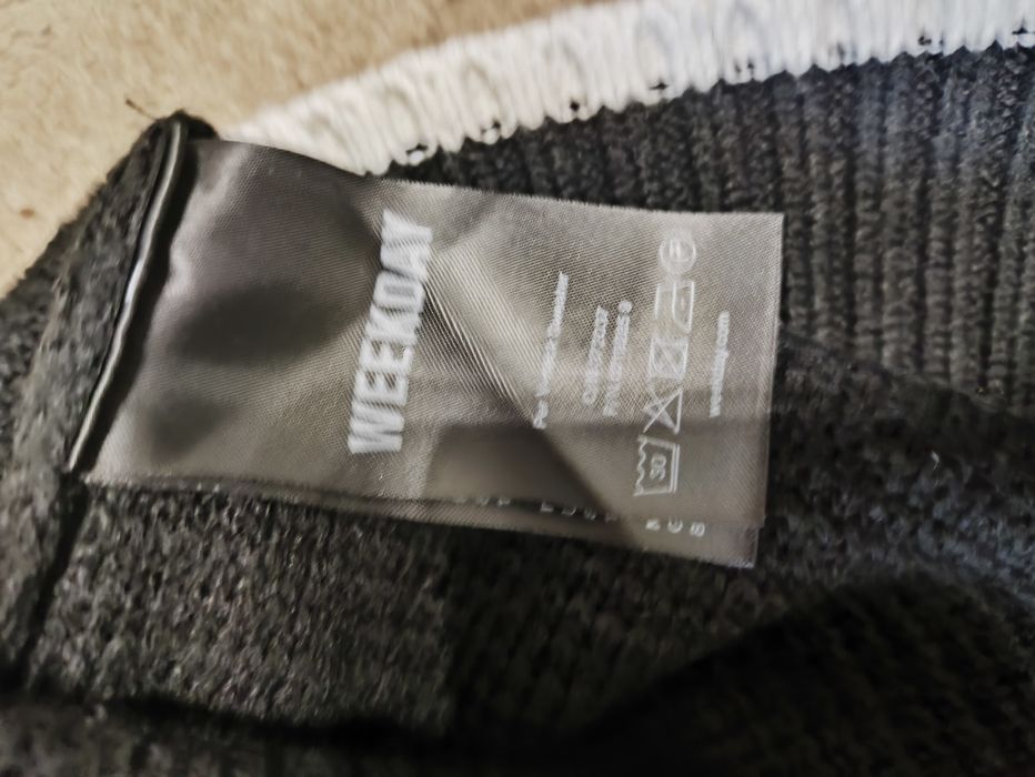Стильний джемпер оригинал Weekday з V-вирізом та білим кантом