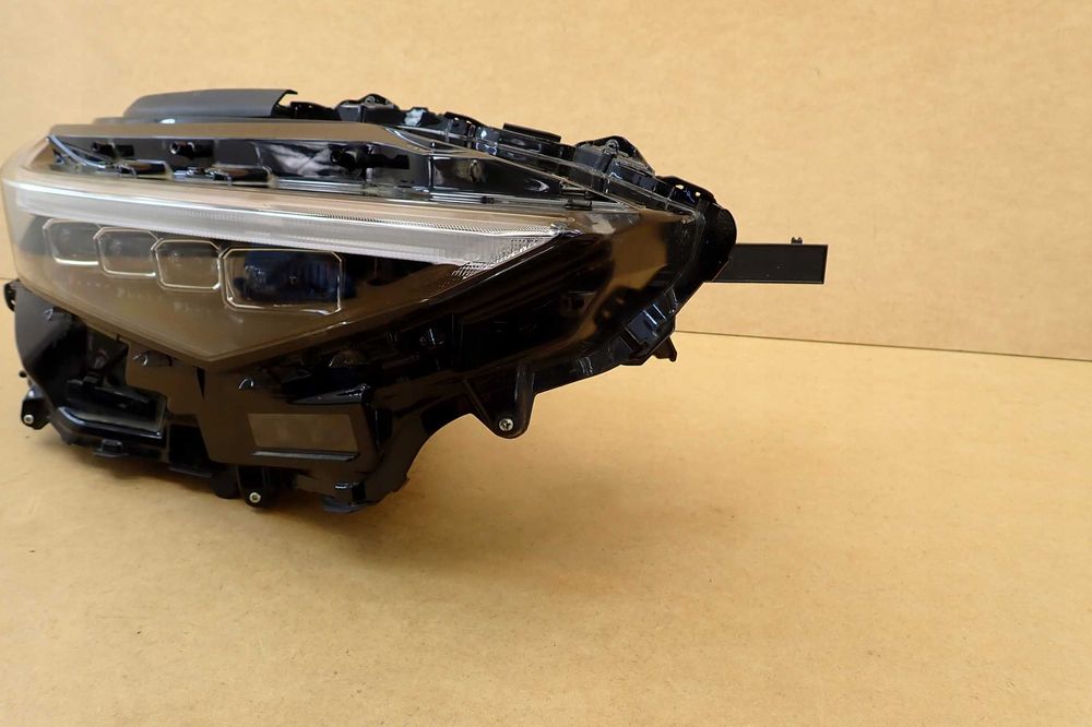 TOYOTA BZ4X)Фара Права