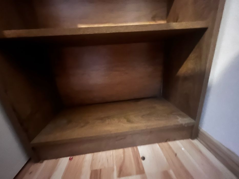 Duży drewniany regał