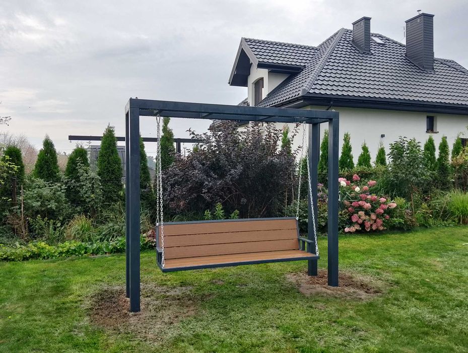 Nowoczesna metalowa huśtawka ogrodowa.