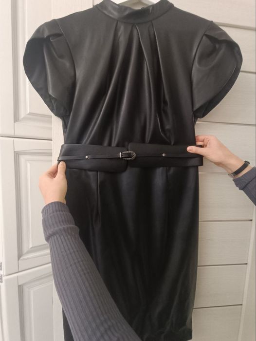 Платье черное,нарядное с ремнем. Выполнено из кожзама