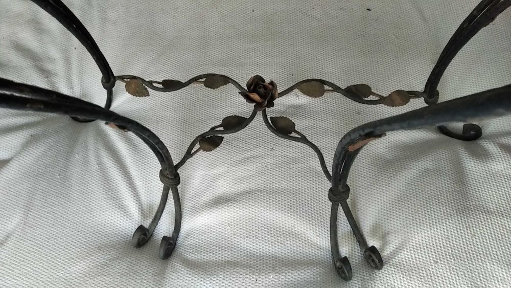 Mesa branca Varias peças em ferro fundido: mesa em meia lua, espelho