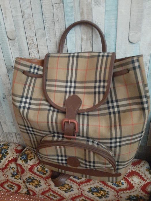 Mochila de lona aos quadrados.