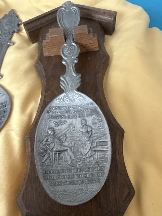 Lyżki cynowe na desce