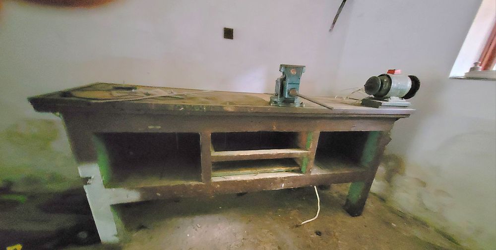 Stół warsztatowy z PRL. z imadlem