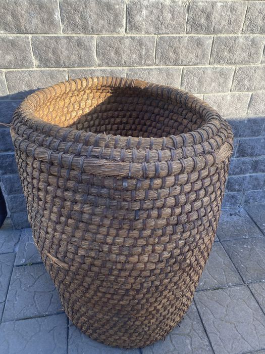 Старовинна плетена бочка корзина