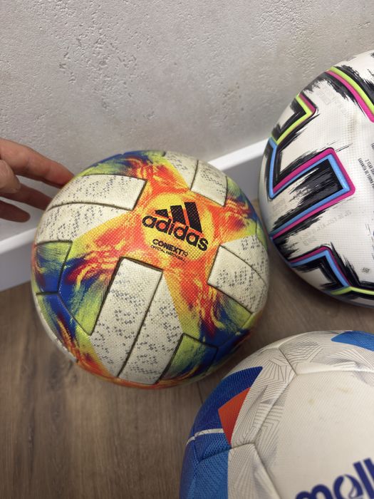 Футбольні мячі adidas