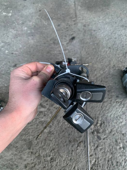 Дверний замок з ключем w124 e250 e200 e230 e280 e300 e124