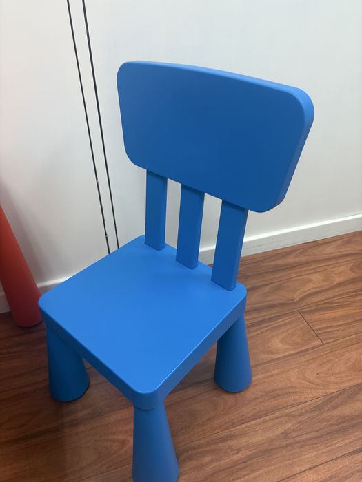 Mesa infantil IKEA + 2 cadeiras – conjunto