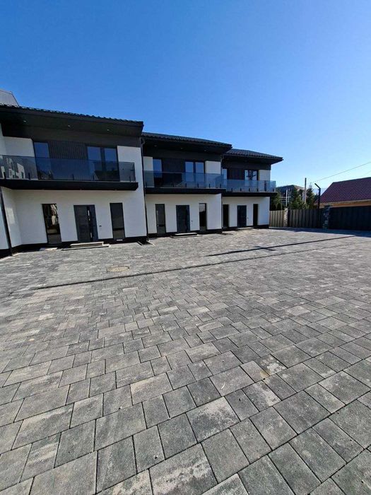 Продається новий цегляний котеджний будинок в м. Тячів