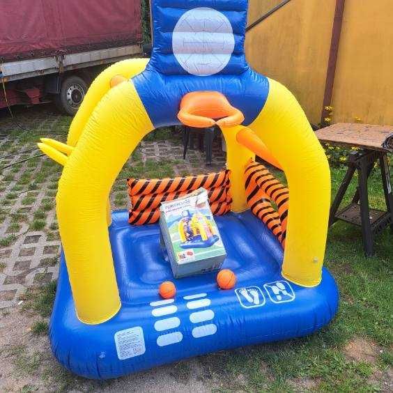 Zamek dla dzieci z koszem i dwoma półkami.