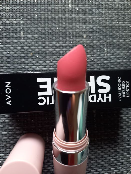 Lśniąca szminka z kwasem hialuronowym  Hydramatic  Shine  Avon Bright
