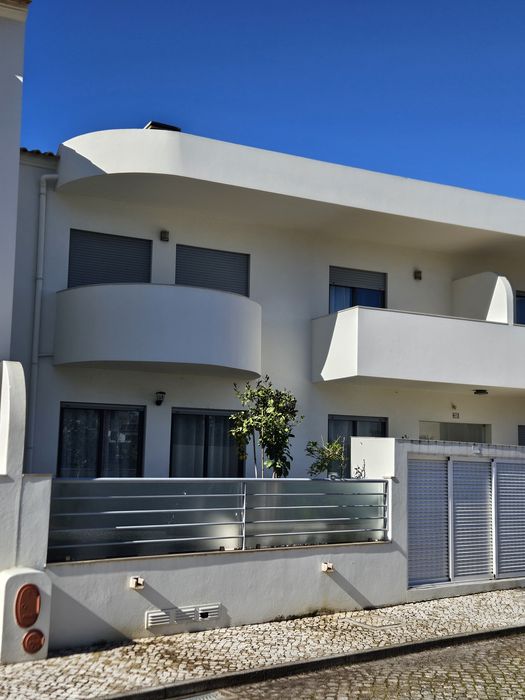 Apartamento T3 em condomínio fechado com piscina e garagem