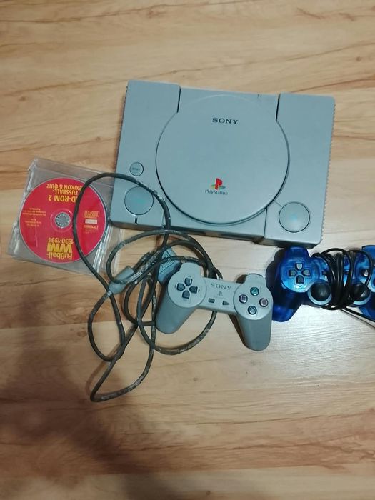 Konsola Sony PlayStation 1 (PS1) / Model SCPH-5552 + 2 kontrolery + gra